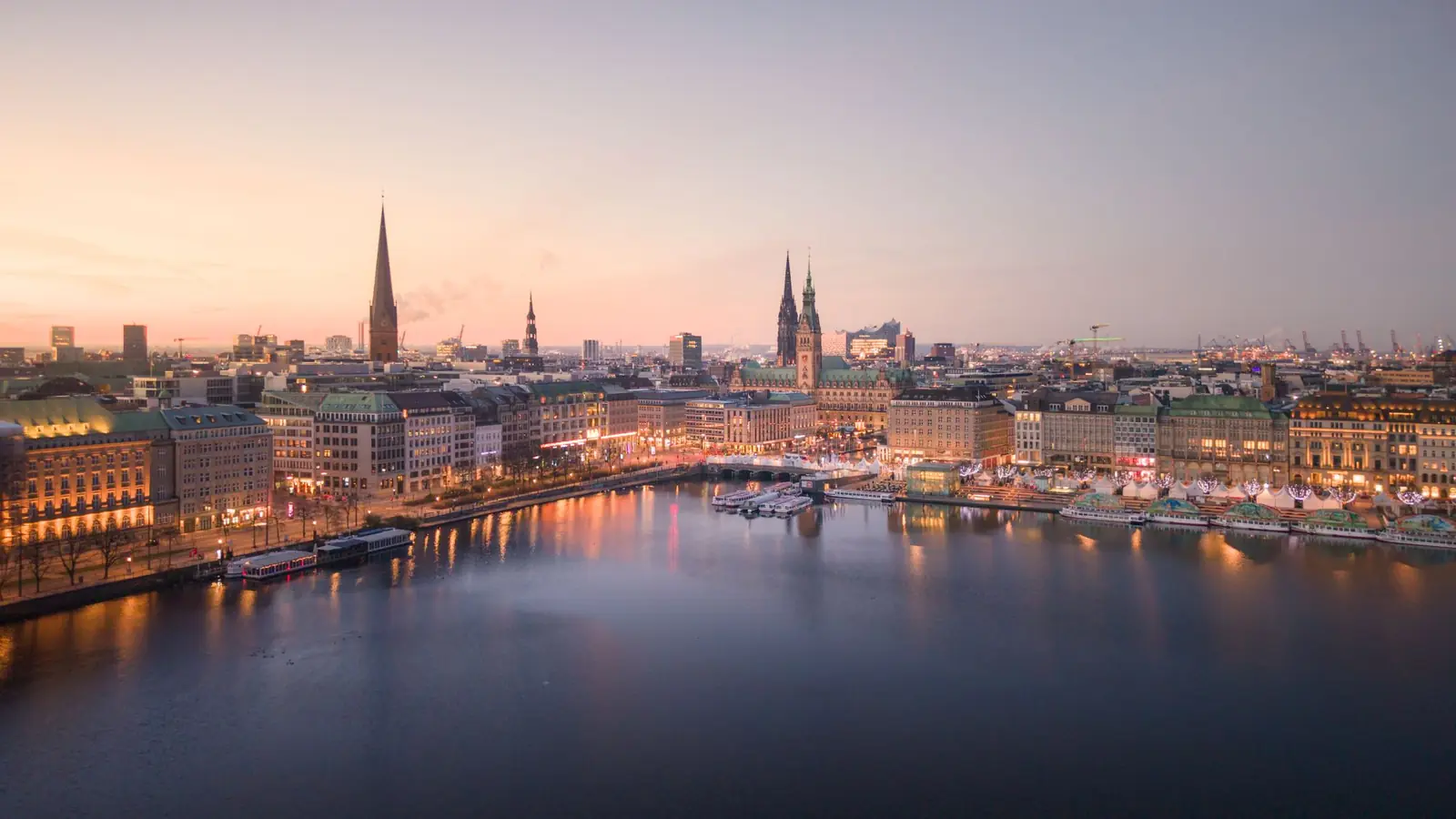 Hamburger Binnenalster mit Rathausturm und Kirchtürmen in der Abenddämmerung